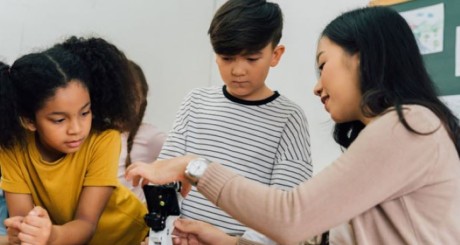 kids looking at microscope