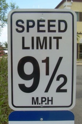 Límite de velocidad de 9 millas y media por hora
